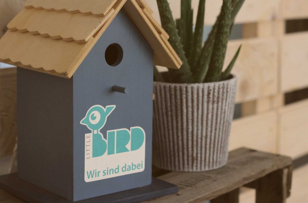 LITTLE BIRD Tagesgeschäft in der Corona-Pandemie Ein LITTLE BIRD Vogelhaus neben einer Aloe Vera Pflanze