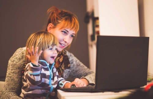 Kinderbetreuung suchen Mutter und Kind schauen zusammen auf dem Bildschirm eines Laptops