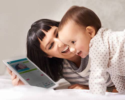 Mutter mit Kind sucht mit LITTLE BIRD nach einem Betreuungsplatz für ihr Kind