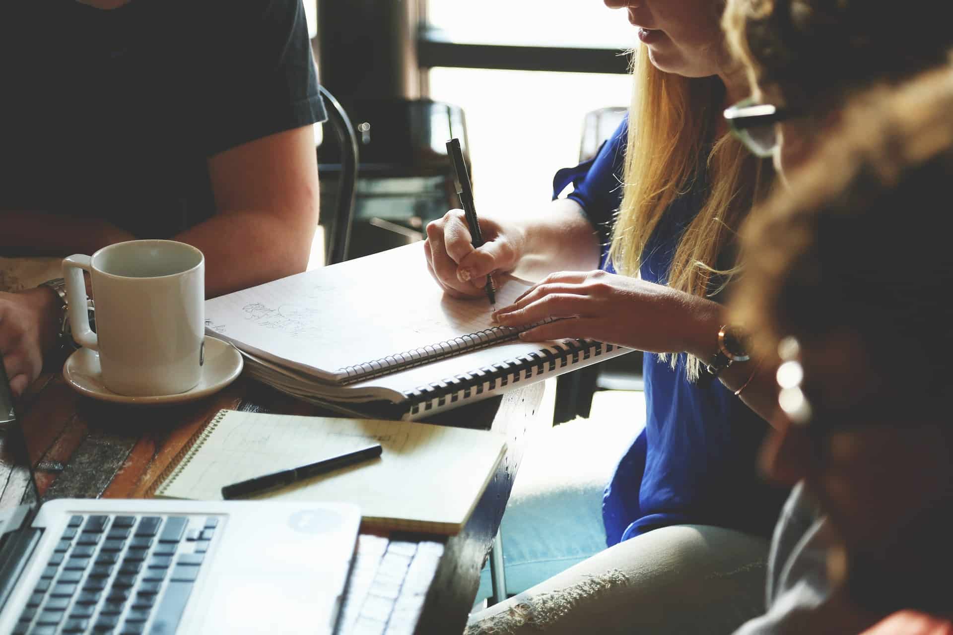 Jobs bei LITTLE BIRD Kollegen arbeiten zusammen an einem Tisch