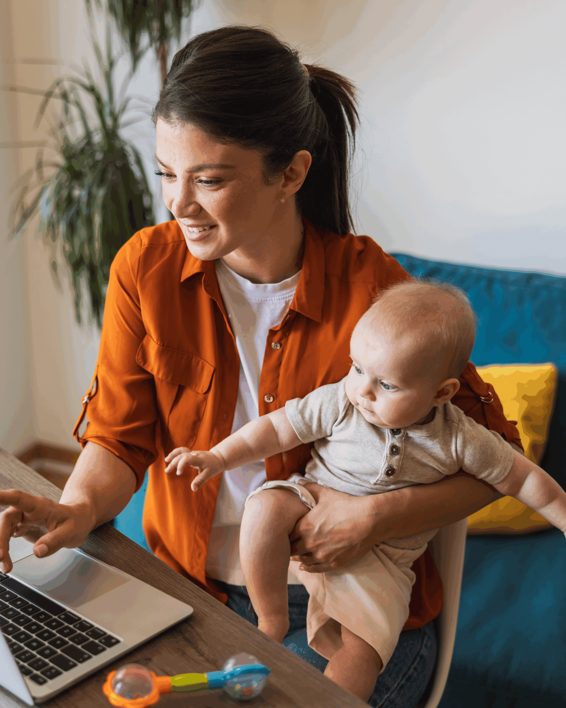 Mutter und Kind suchen mit dem LITTLE BIRD Online-Portal nach einem Betreuungsplatz
